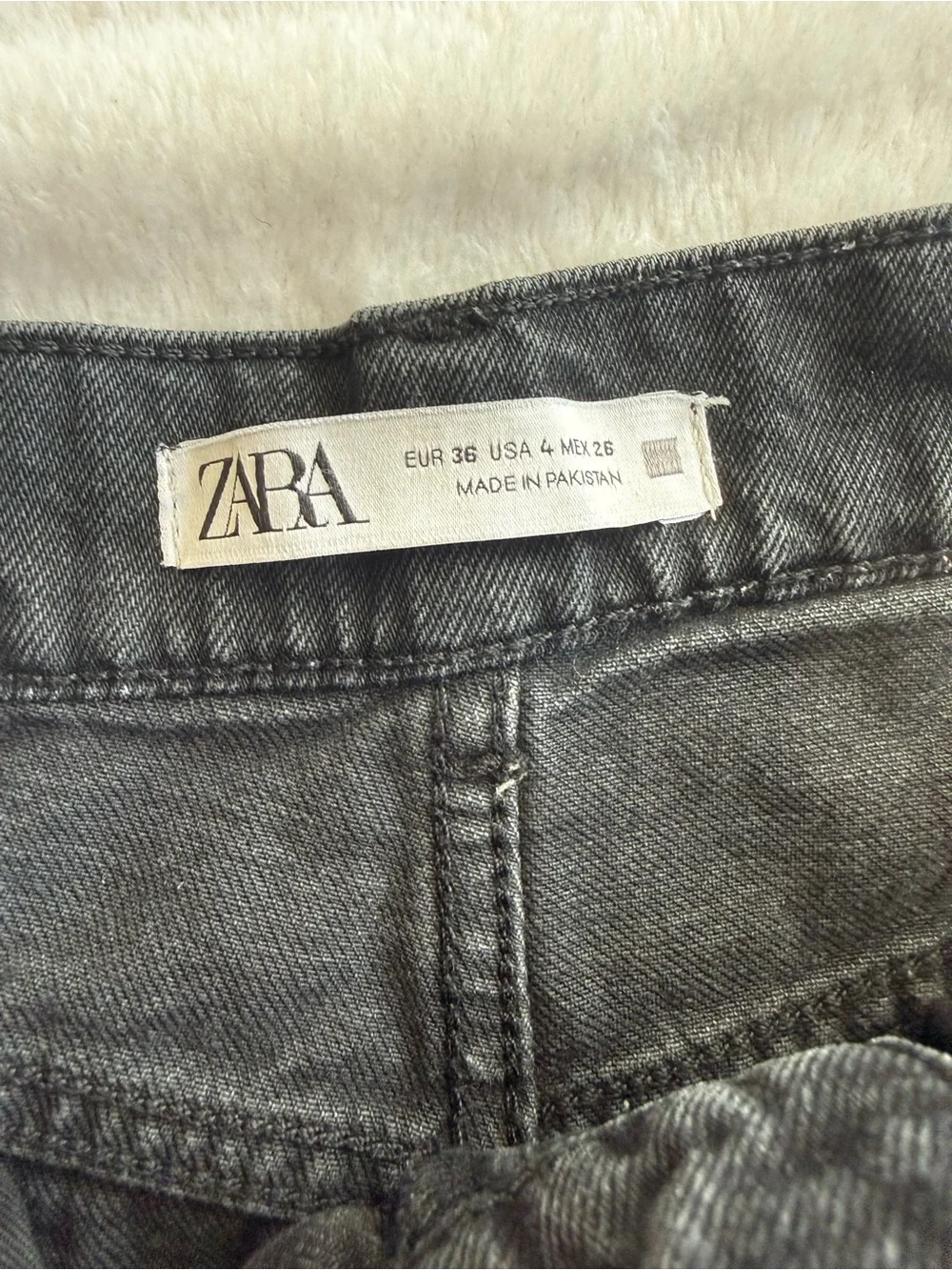 Zara High Rise Straight Leg Black Raw Hem Jeans Women’s Size 4 EU 36